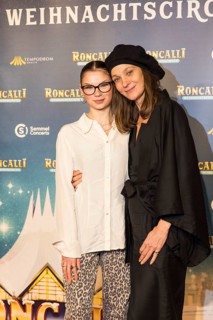 Jeanette Hain with daughter Malou Hain at the premiere of the 20th Original Roncalli Christmas