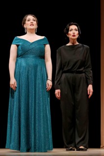 Lisa Ziehm and Katja Weitzenböck as Maria Callas at the photo rehearsal for Meisterklasse at the