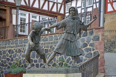 Brother and Sister sculpture by Ewald Rumpf 1997, two fairytale characters, modern art, bronze