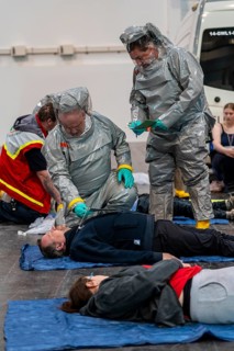 Viewing of patients in front of decontamination of injured persons after an assumed accident with