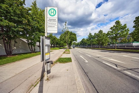Bus stop Olympiapark Eissportstadion, 173 Feldmoching Bf, N76 Dülferstraße, bus stop sign, public