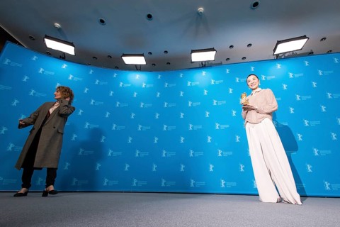 Tricia Tuttle (Artistic Director of the Berlinale) and Michelle Yeoh with the Golden Bear at the