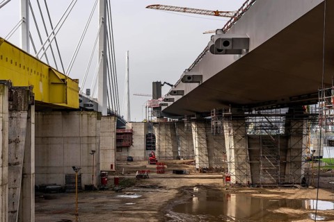 Construction of the second Neuenkamp motorway bridge of the A40, across the Rhine near Duisburg,