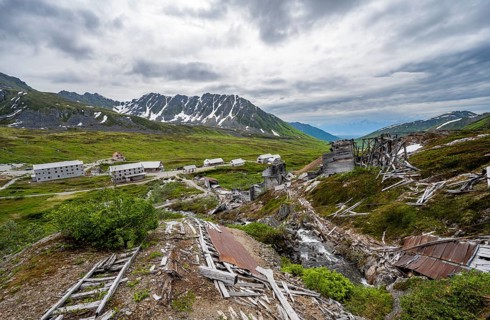 Building of the former Gold Mine Independence Mine in mountainous landscape, Independence Mine