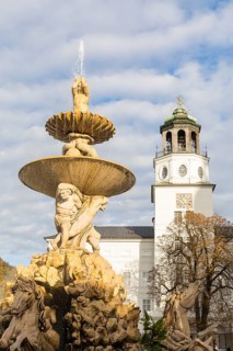 Residenzbrunnen am Residenzplatz, in the background the New Residence with tower with glockenspiel,