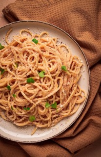 Spaghetti carbonara, in creamy garlic sauce, pasta in white sauce, homemade, no people
