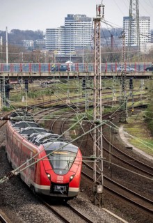Regional train on the railway line between Mülheim an der Ruhr, and Duisburg, busy railway line,