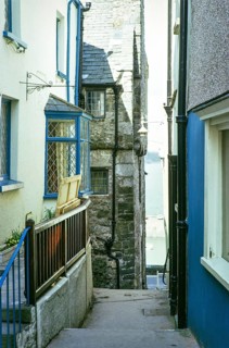 Enge Gasse, die zum Meer führt, Tenby, Pembrokeshire, Wales, UK Mai 1970