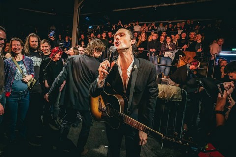 Singer Ben Hartmann from Billions live in the audience on 10 years of cocaine and raspberry ice