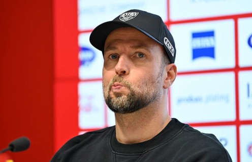 Press conference coach Sebastian Hoeness VfB Stuttgart portrait dissatisfied sour disappointed