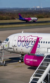 Dortmund Airport, Wizzair Airbus A320, on the apron, during take-off, regional airport, many