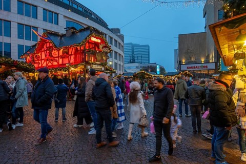 Pre-Christmas time, visitors to de, Christmas market in downtown Essen, on Kennedyplatz, the market