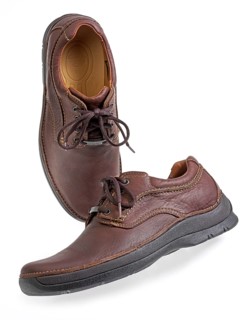 1 pair of shoes, men's shoes, in front of a white background, studio shot