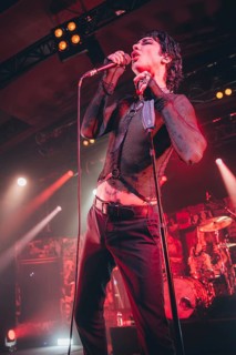 Remington Leith, singer of Palaye Royale live on Death Or Glory EU/UK Tour 2024 at Astra Kulturhaus