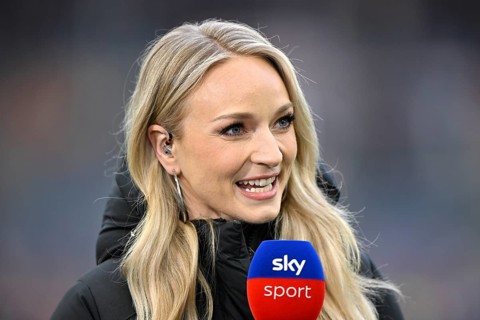 SKY presenter reporter Katharina Kleinfeldt, portrait in an interview microphone micro logo smiles,