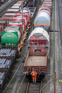 Shunters, check the assembled freight cars at the Hagen-Vorhalle marshalling yard, is one of the 9