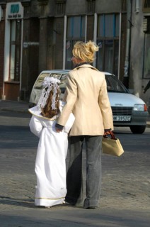 Breslau, POL, 30.04.2004 - A mother accompanies her daughter in Wroclaw, Poland, to church in her
