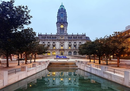 Câmara Municipal do Porto, Porto City Hall at the end of Avenida dos Aliados with reflection early