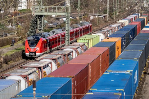 Local trains on the line, container trains in the freight yard, so-called installation tracks in
