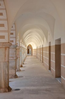 Arcade of Casas Coloradas, building with corridor with archways and vanishing point, pillars,