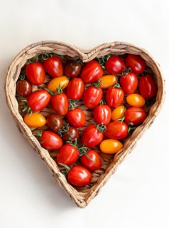 Hearty freshness. Colourful mix of fresh and crunchy tomatoes in a heart basket