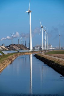 Solar park on the Slaperdijk dike near Eemshaven, test project, 17000 solar modules have been