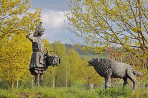 Little Red Riding Hood sculpture by Ewald Rumpf 2010, modern art, bronze sculpture, girl with