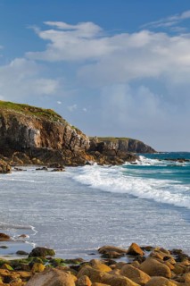 Waves breaking on the rocky coast near Plouarzel on the Atlantic coast, Département Finistère,