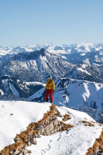 Ski tourers in front of snow-covered mountain peaks, mountain panorama, summit of Schafreuter,