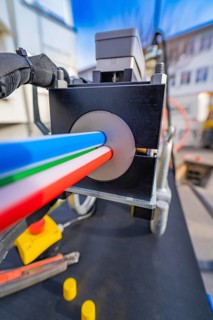 Technical device with three coloured cables from a guide, Wend Glasfasermontage during the jetting