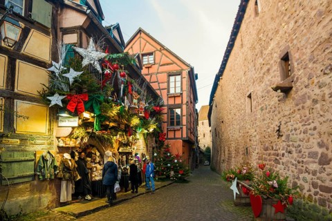 Christmassy decorated half-timbered houses, Christmas market, Riquewihr, Grand Est, Haut-Rhin,