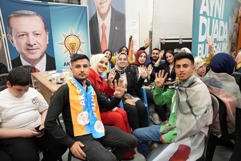 Gaziantep, Türkiye – May 28, 2023. Supporters of President Recep Tayyip Erdogan celebrate in the