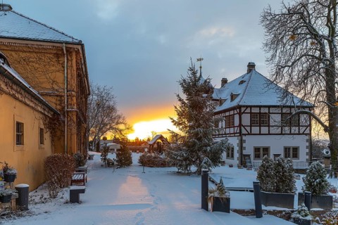 Sunrise at the Hoflössnitz winery in winter, Oberlössnitz in the snow, Radebeul, Saxony, Germany