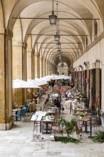 Arcade with restaurants and cafés, Palazzo delle Logge in Piazza Grande, Arezzo, Tuscany, Italy