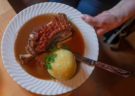 Schäuferle, pork shoulder with dumpling and sauce, served in a Franconian tavern, Franconia,