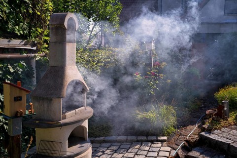 Smoke nuisance, nuisance to neighbours due to smoke, charcoal barbecue, barbecue in the garden,