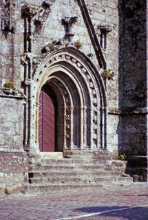 Altes geschnitztes Steinportal einer Kirche oder Kathedrale, Bretagne, Frankreich 1974 Standort