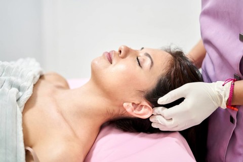 A client enjoys a soothing beauty treatment at an aesthetic medicine clinic, where a professional