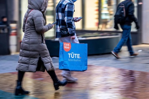 Pedestrian zone, passers-by hurrying, shopping between the years, exchanging, shopping bags,