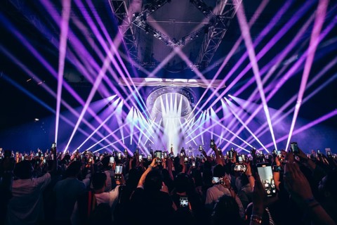 Audience with mobile phones at Tarkan live in the Munich Olympic Hall on 30.05.2025