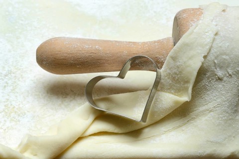 Rolled dough, dough roll and cookie cutter
