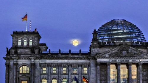 Full moon at the Reichstag, 16.10.2024, Berlin, Berlin, Germany