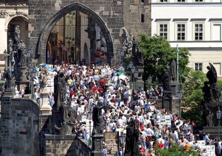 Prague, CZE, 30.05.2004 - Crowds of visitors on one of the oldest stone bridges in Europe. Prague's