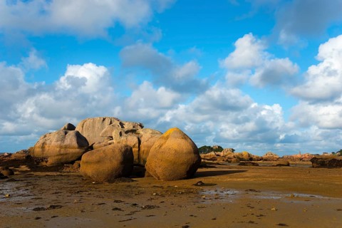 Rocky beach under a cloudy blue sky, Baie de Sainte-Anne, Trégastel, Tregastel, Côte d'Armor,