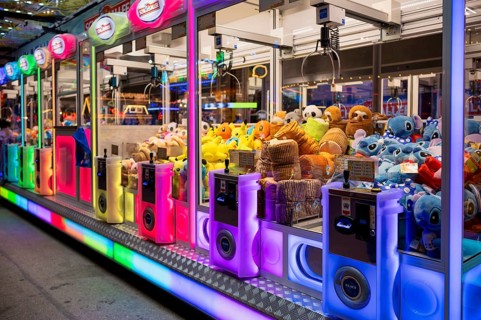 Gaming, gambling, slot machines, neon lights, Cannstatter Wasen, funfair, spring festival, folk