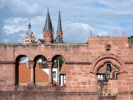 Arcades at the Palas der Kaiserpfalz Gelnhausen, St. Mary's Church in the back, Gelnhausen,