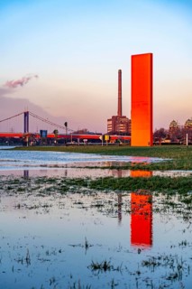 Rhine floods, Duisburg-Kaßlerfeld, floods, behind the Friedrich-Ebert-Rhine bridge, sculpture Rhine