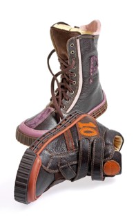 2 single shoes, children's shoes, in front of a white background