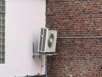 An air conditioning unit in a backyard in Düsseldorf, Germany
