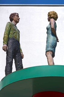 Sculptures of a woman and a man by the sculptor Stephan Balkenhol, in front of the gynaecological